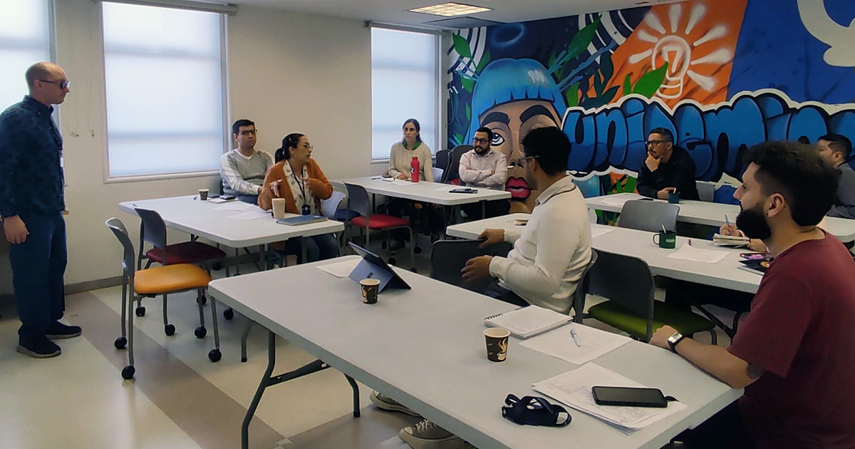 Professor Brandon Schweitzer with his class in Colombia.