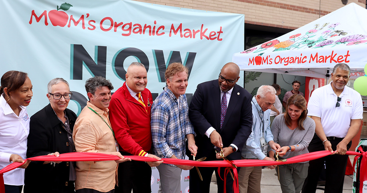 MOM's Organic Market ribbon cutting